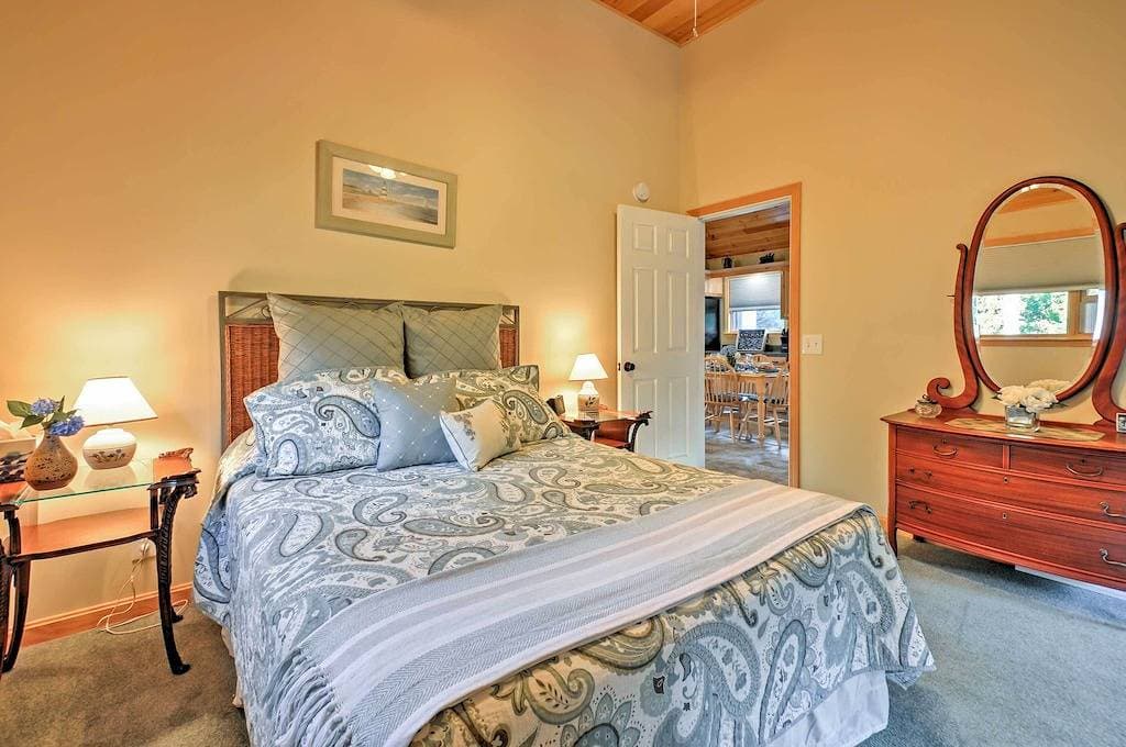 Foto 8 von 24: Waterfront Prospect Harbour Cottage mit Hof und Feuerstelle