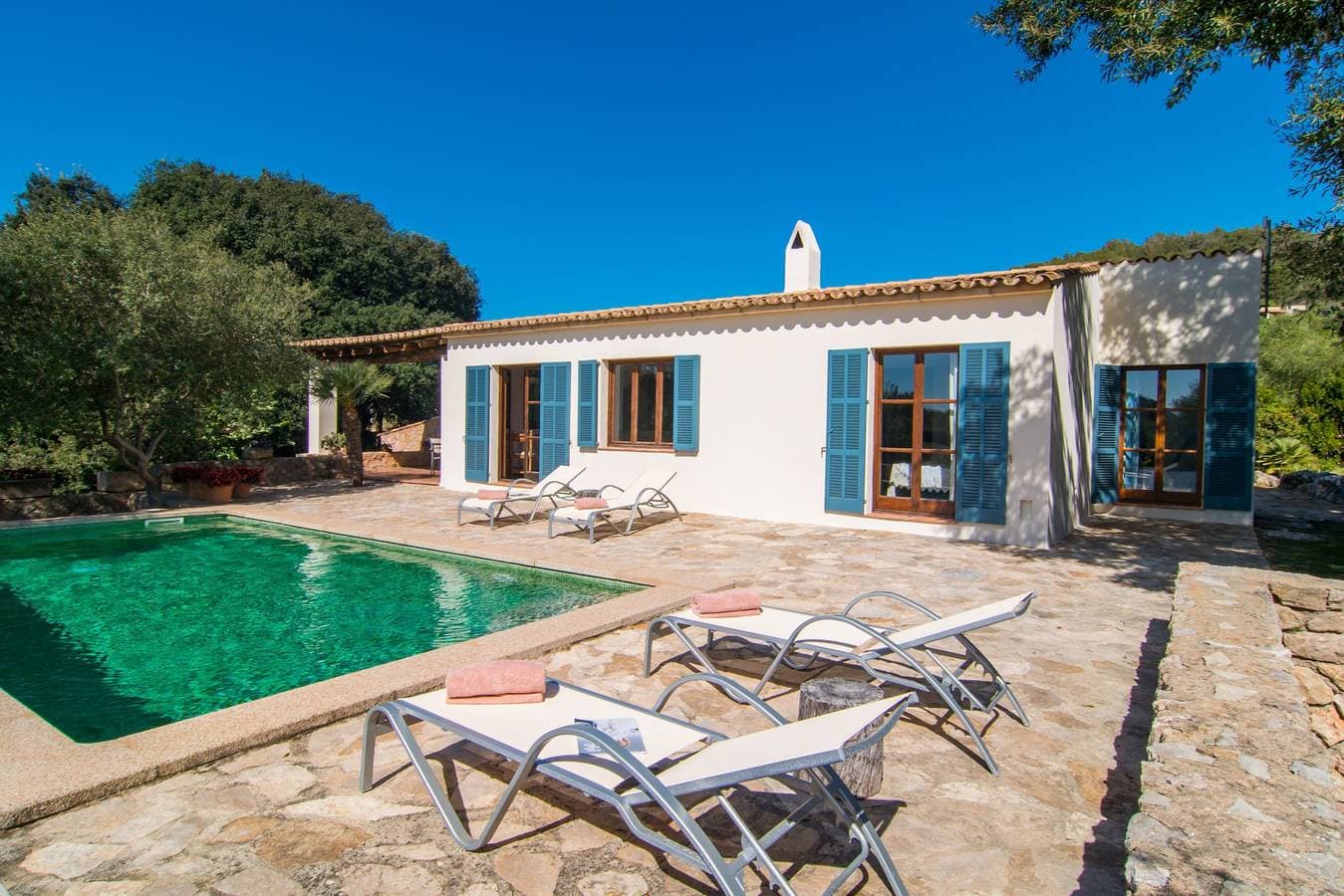 Foto 3 von 29: Schönes Ferienhaus "Finca Es Garballó" mit Garten, Pool, Terrassen und WLAN; Parkplätze vorhanden