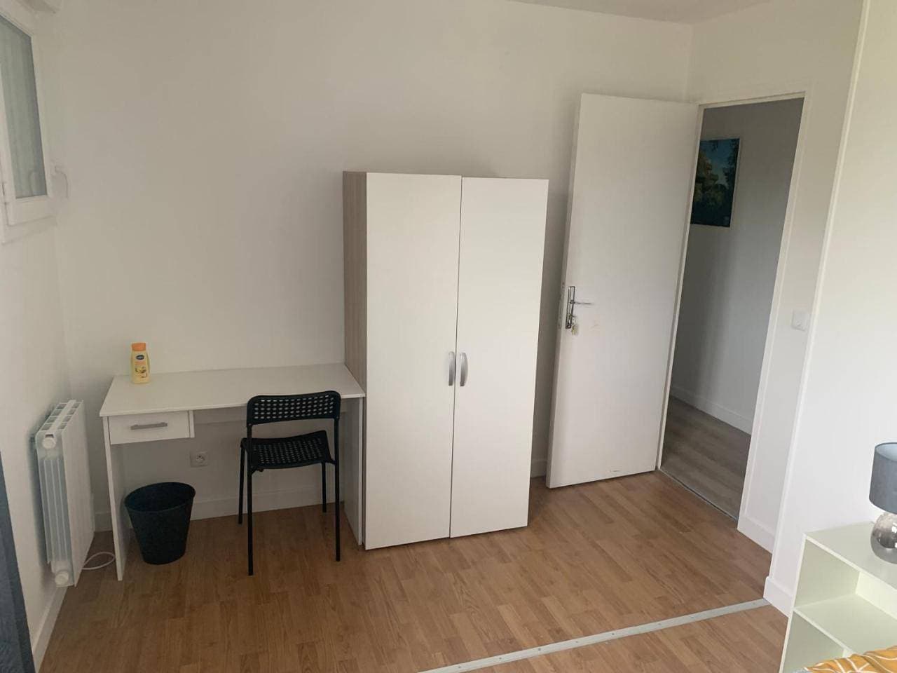 Foto 7 von 8: Double Room with Shared Bathroom