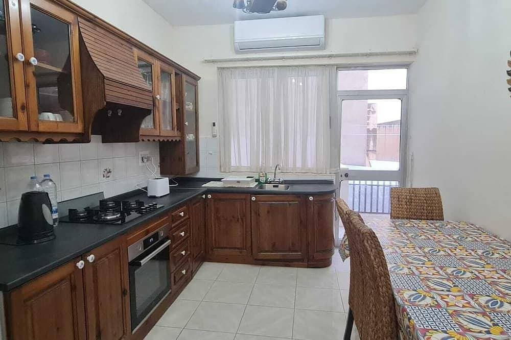 Comfortable Three Bedroom Apartment With WIFI & Located In The Centre 1