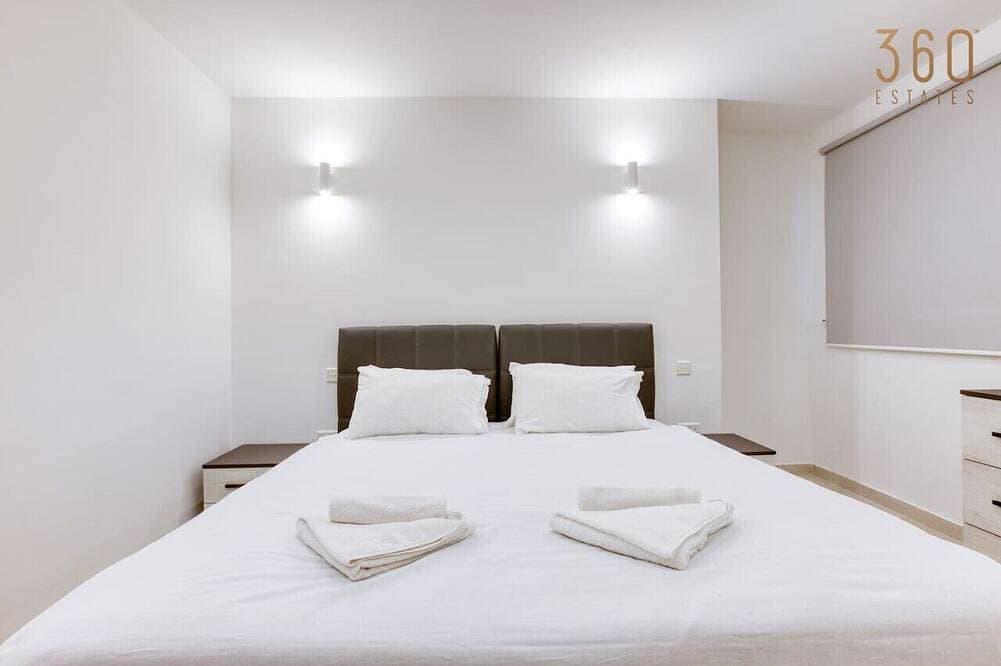 Foto 5 von 30: Lovely designer 3Br Apt w/Private Terrace with BBQ