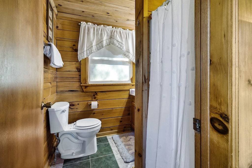 Foto 13 von 49: Private Romantic Cabin with Hot Tub, King Bed and Fireplace