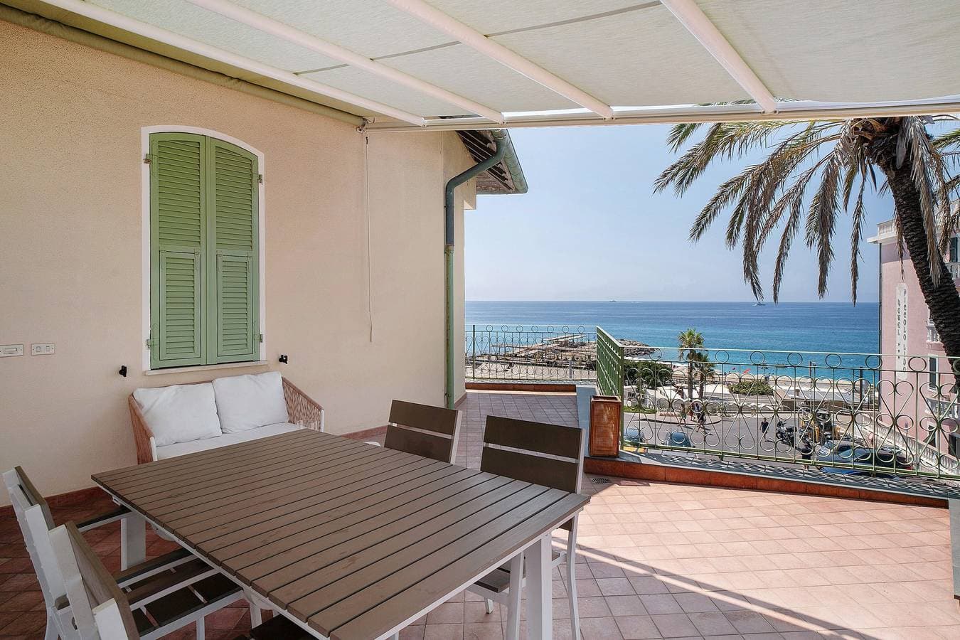 Foto 2 von 22: Ferienwohnung 'Wunderschöne Wohnung am Meer Chez Monique' mit Meerblick, privater Terrasse und WLAN