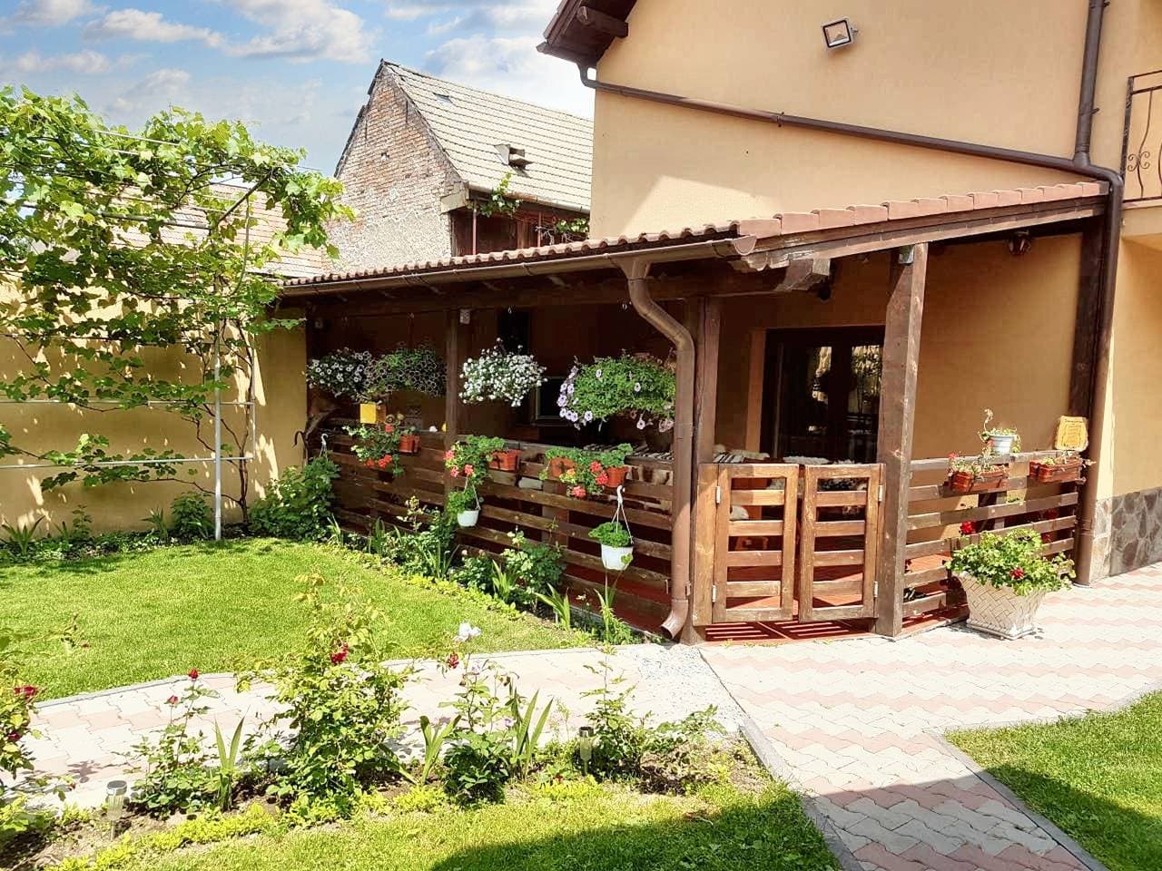 Foto 2 von 25: Charmantes Haus in Săcele mit Gartenblick + Grill