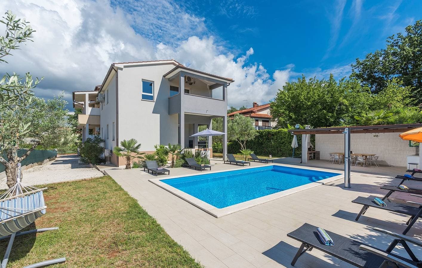 Foto 3 von 27: Ferienwohnung Leko IV mit gemeinsamen Pool und Garten