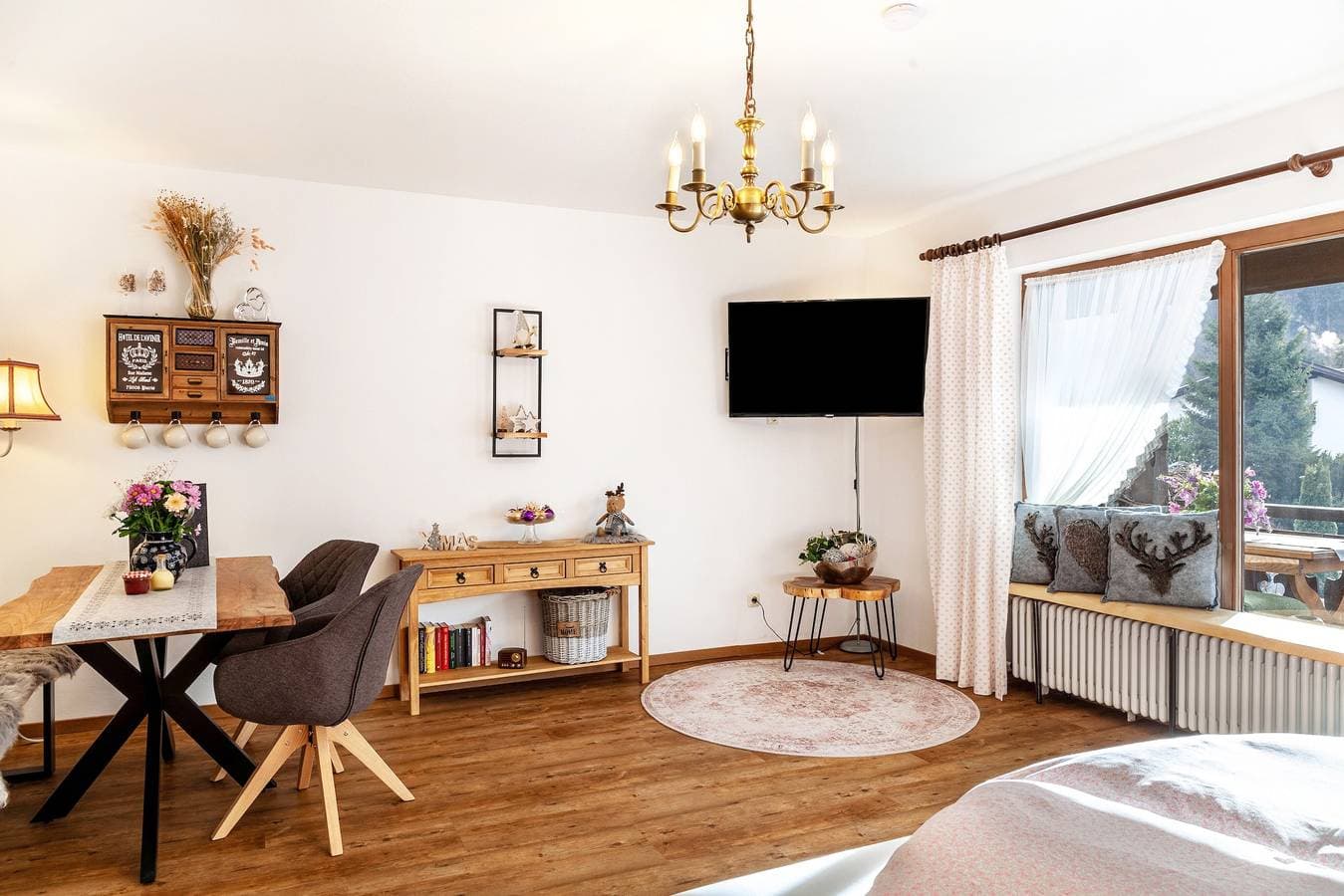 Foto 7 von 22: Studio-Apartment 'Aschaubichl – Wohnung Bergaurikel' mit Bergblick, Balkon & WLAN