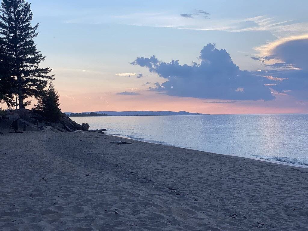 Foto 3 von 29: Beautiful Home in Ontonagon - 2 blocks from Lake Superior