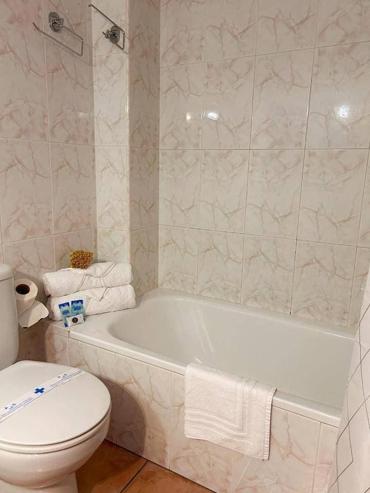 Foto 8 von 8: Double Room with Private Bathroom