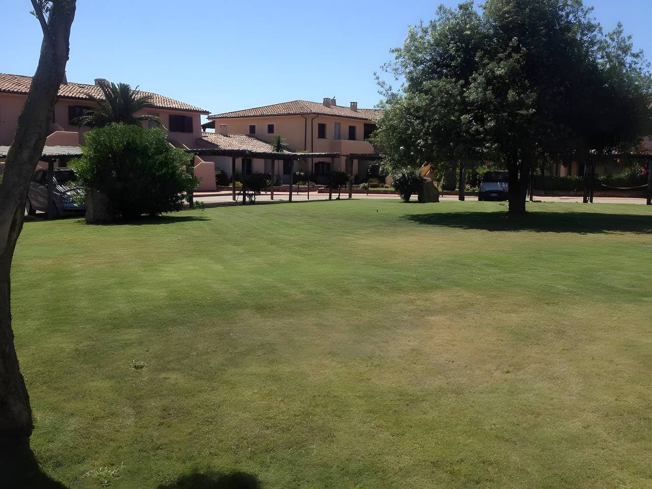 Foto 2 von 27: Apartment 'Trilocale Corallo 300 m vom Strand' mit Gemeinschaftspool, privater Terrasse und privatem Garten