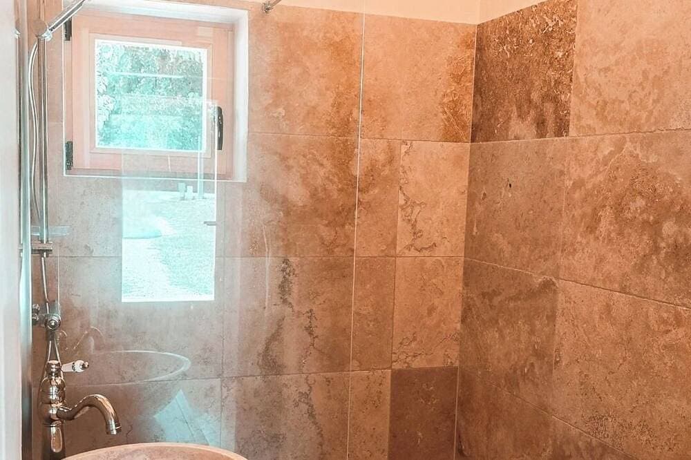 Foto 3 von 11: Romantic chalet - Private Jacuzzi - King size