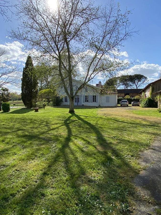 Foto 2 von 27: Eight-Bedroom House