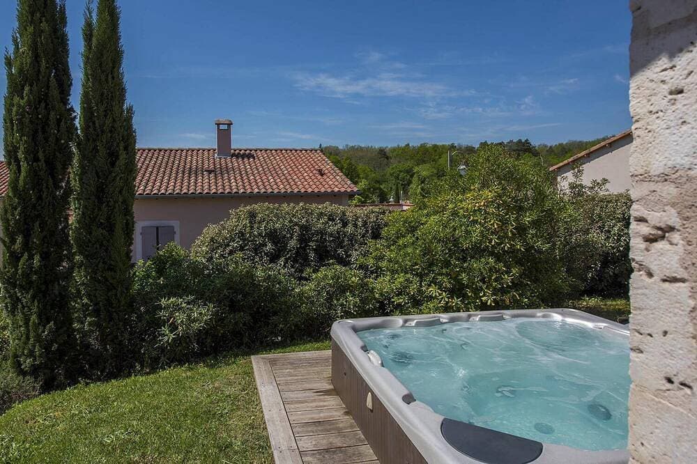 Luxusvilla mit 2 Schlafzimmern, privatem Whirlpool und Garten auf einem Schlossgrundstück 1