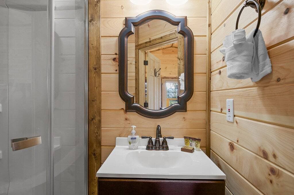 Foto 8 von 48: ☆Newly Build Cabin☆ Hot Tub ◇ Fire Pit ◇ Fireplace ◇ Dog-friendly