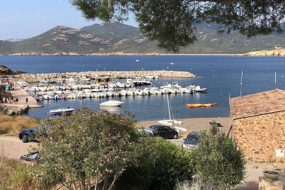 Foto 11 von 13: Stella Marina Apartment mit Blick auf Hafen und Strand, Swimmingpool.