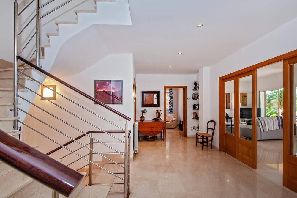 Foto 8 von 30: Wunderschönes Haus in Calvia mit privatem Swimmingpool, der sowohl drinnen als.