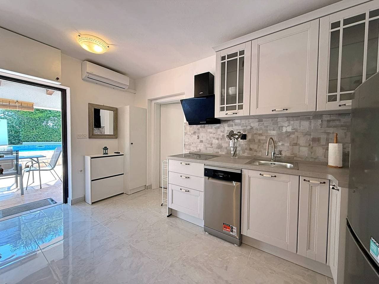 Foto 11 von 33: Apartment Zeljko - mit Pool, 200 m vom Meer, ein Schlafzimmer, überdachte Terrasse, privater Parkplatz, Grill, Außendusche, Sonnenliegen