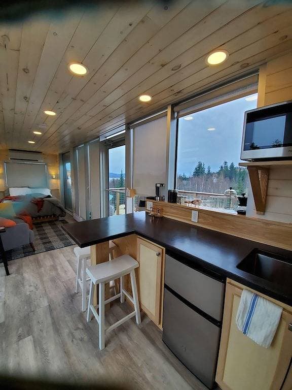 Foto 6 von 8: Eagles Nest Converted Shipping Container at Sally's Brook Wilderness Cabins