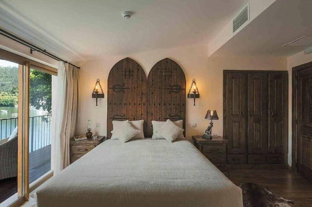 Jacques de Molay Suite with balcony and river view 1