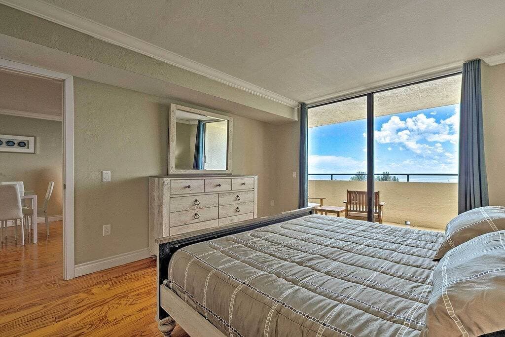 Foto 8 von 27: Modern Waterfront Hudson Condo w/ Resort Pool!