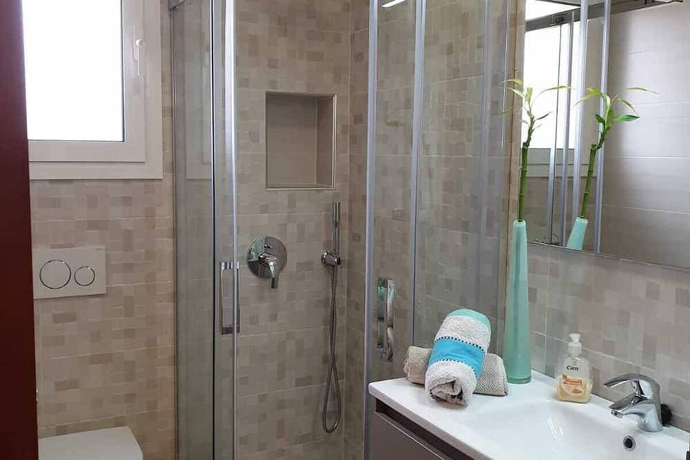 Foto 6 von 30: Chalet With Charm! Spacious law garden, pool with deck and more