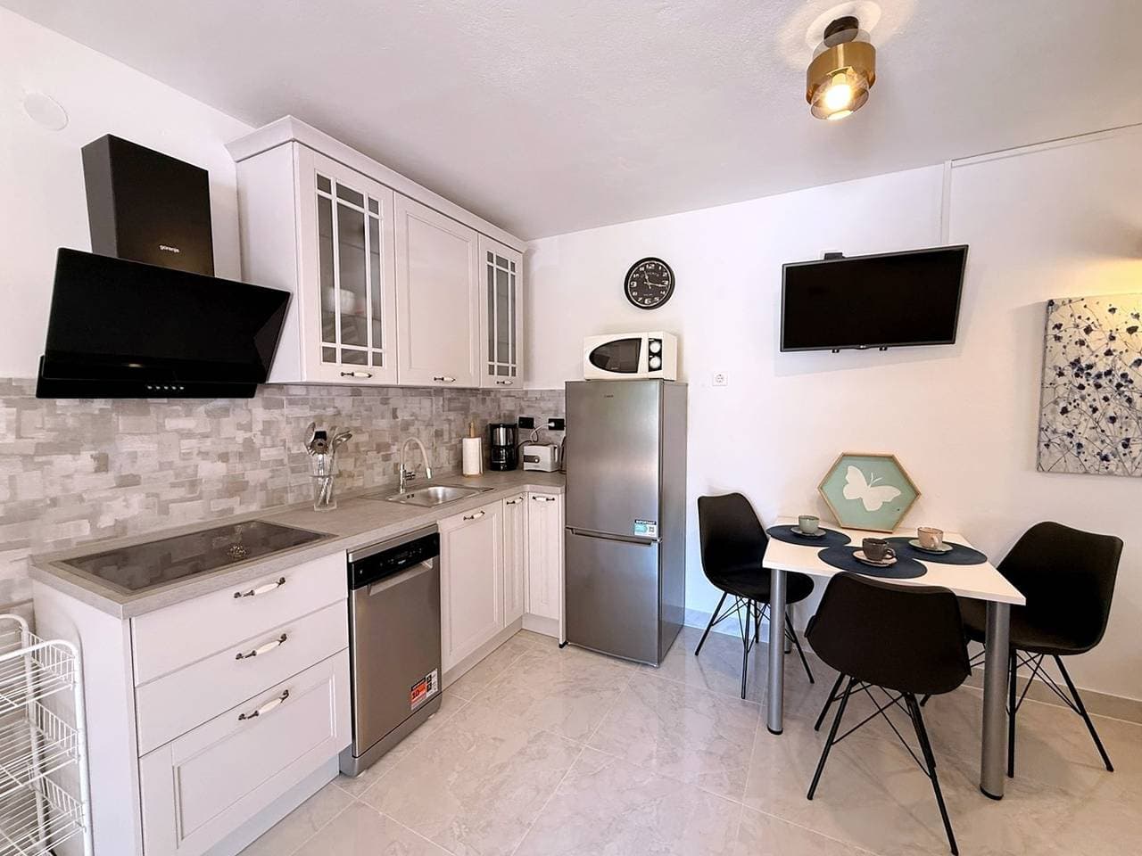 Foto 10 von 33: Apartment Zeljko - mit Pool, 200 m vom Meer, ein Schlafzimmer, überdachte Terrasse, privater Parkplatz, Grill, Außendusche, Sonnenliegen