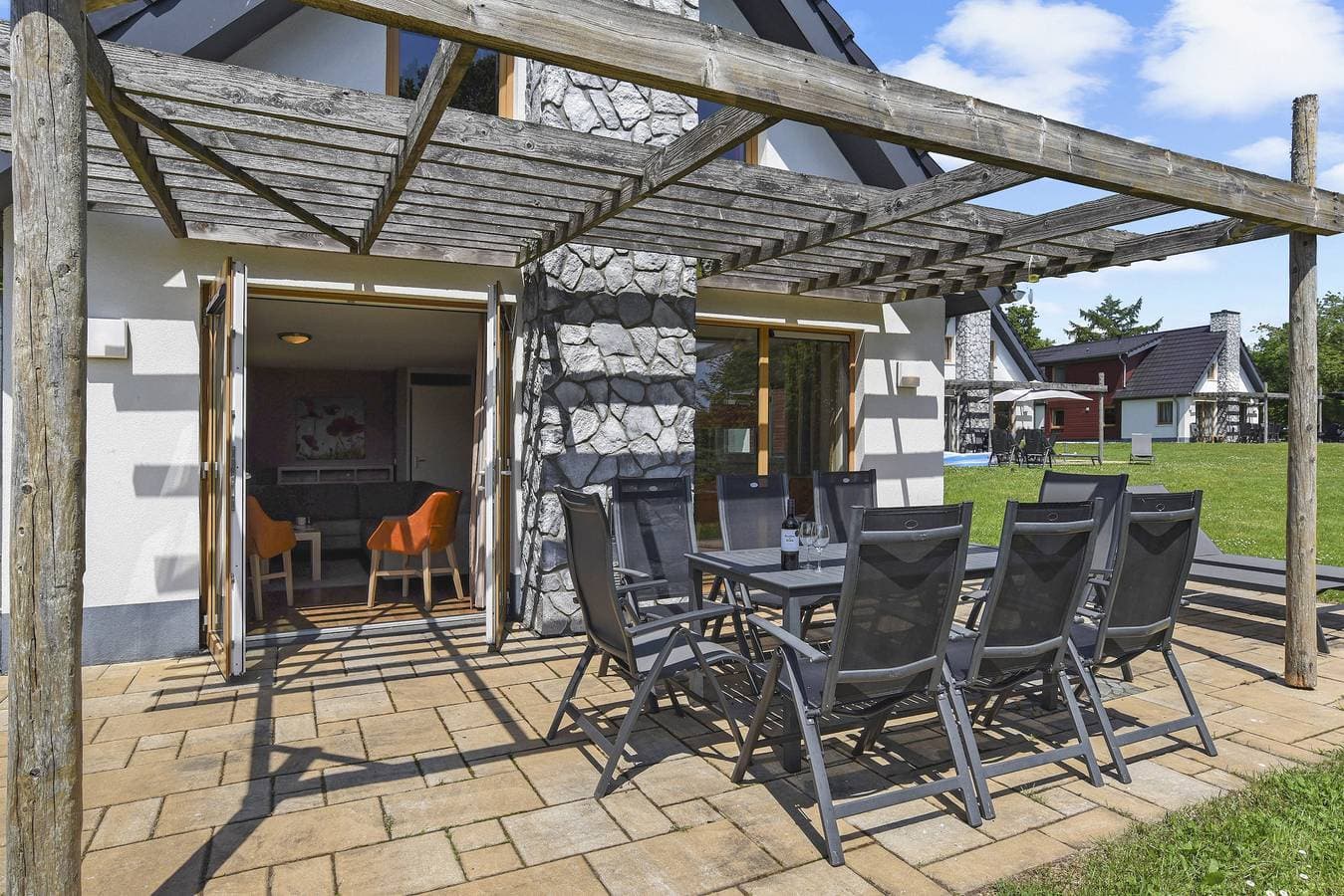 Foto 10 von 35: Bungalow für 8 Personen mit Balkon/Terrasse
