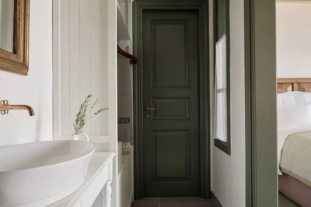 Foto 7 von 23: Endearing Patmos Suite | Phaedra’s Dream Suite | Sea View Room with Plunge Pool