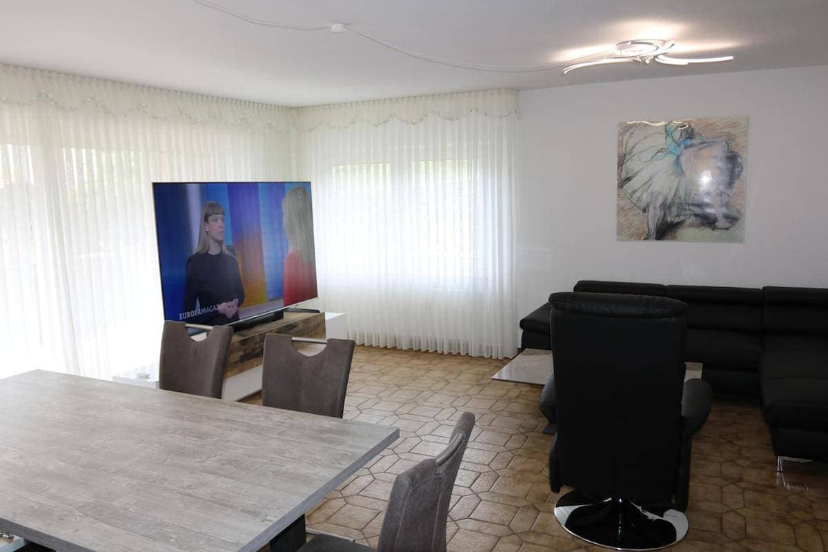 Große gut ausgestattete Ferienwohnung, barrierefrei, direkt an der A7 1