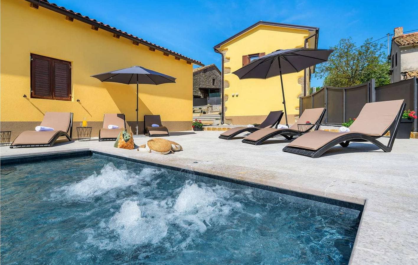 Foto 7 von 45: Geräumige 2-Zimmer-Wohnung mit Pool und Terrasse, 2,5 km vom Zentrum von Roč entfernt