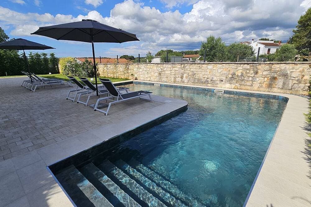Hundefreundliches Luxusapartment mit Pool, Babybett, Parkplatz, WiFi 1