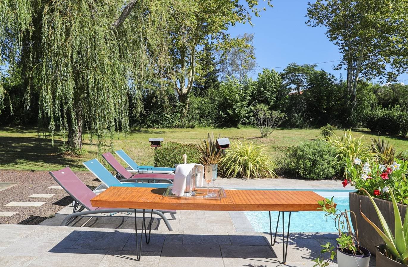 Foto 11 von 13: Gästezimmer 'Txori Etxea – Gelbes Zimmer' mit Pool und Frühstück