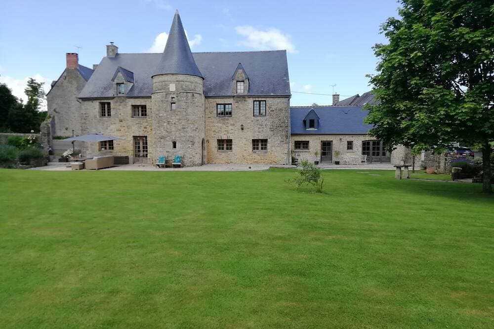 Cottage set in the grounds of our 16th century Manor. 1