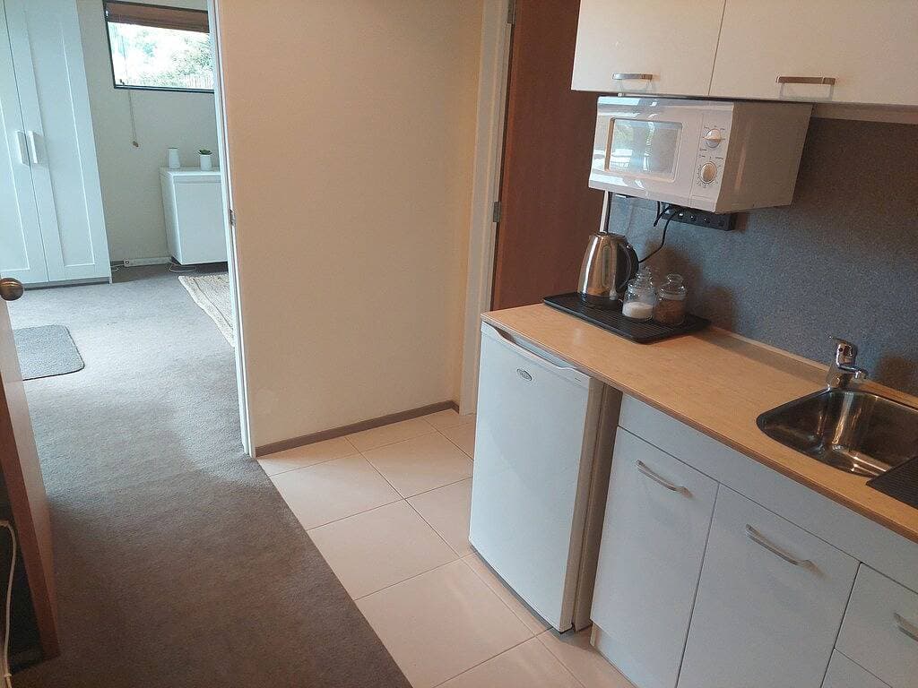 Foto 2 von 9: Self contained 1 bedroom. Livingroom doubles as bedroom with pullout double bed.