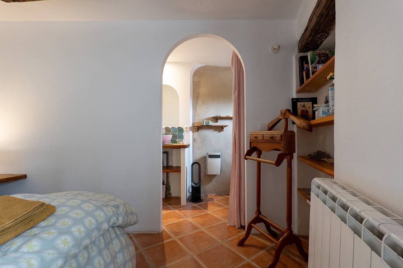 Foto 6 von 20: Gästezimmer „Chambre Au Calme“ mit Bergblick, gemeinsamer Terrasse und WLAN