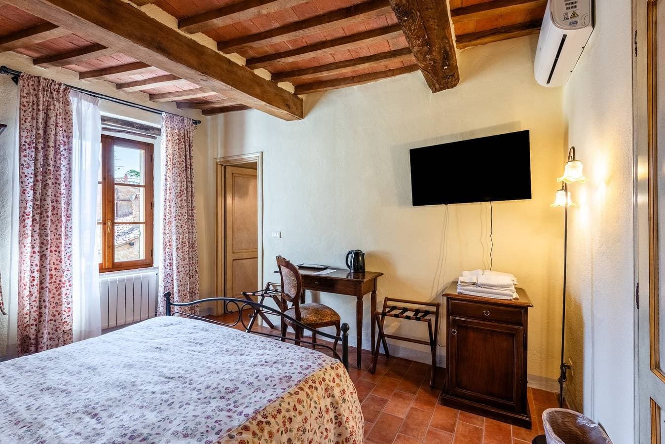 Foto 7 von 26: Locanda di Montisi – Zimmer Contrada zwischen den Hügeln von Montalcino
