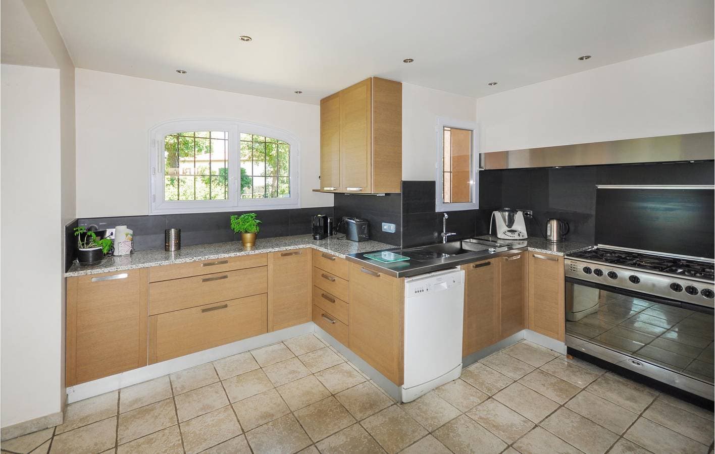 Foto 6 von 27: 180qm Wohnung: Parkplatz, Pool, Terrasse, Fluss 2,5km