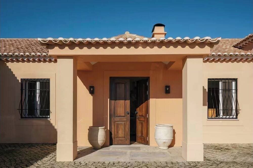 Foto 12 von 30: Elegant Mediterranean Villa - 6 Ensuite Bedrooms with AC - Pool - Sunsets