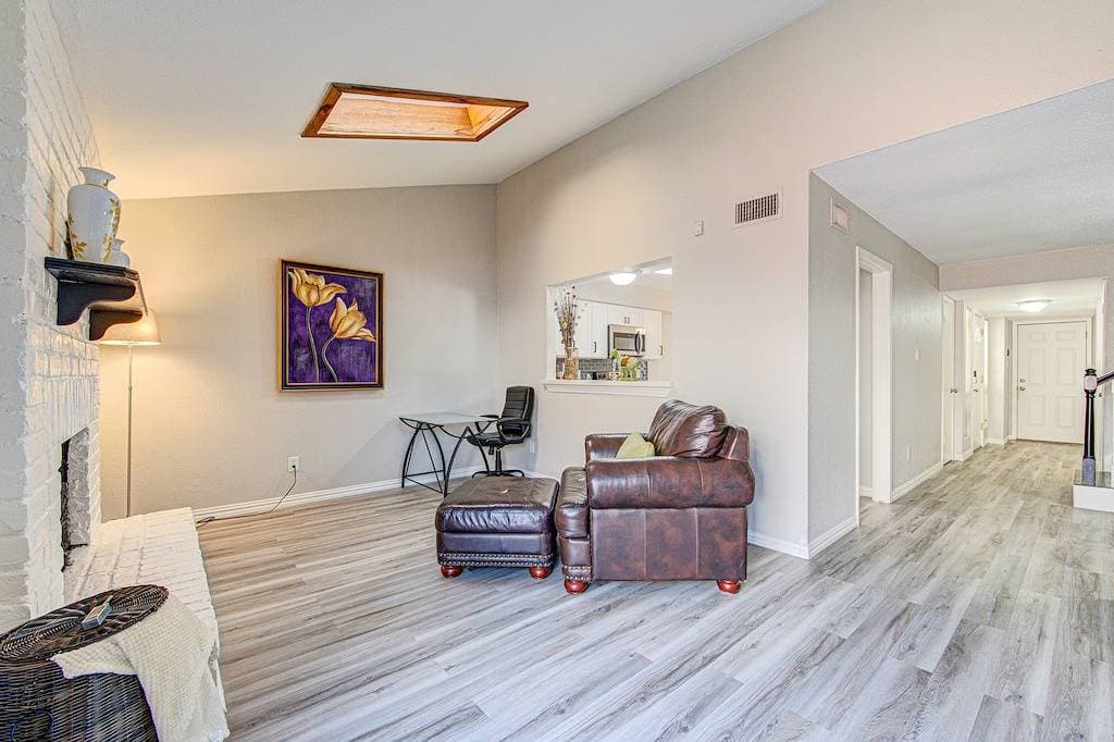 Foto 8 von 43: Modern Boho Retreat W/3 Spacious Bedrooms +3Bathrooms +Garage