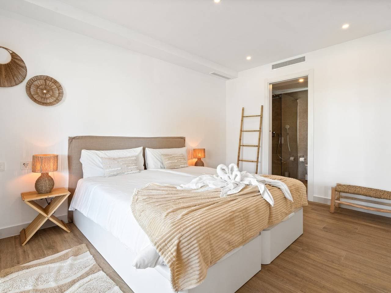 Foto 8 von 36: Modernes 1-Schlafzimmer-Apartment in der Nähe von Estepona mit exklusivem Lagunenzugang