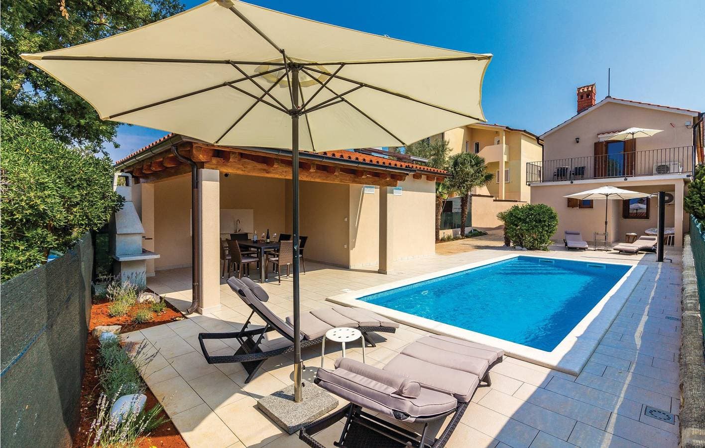 Foto 3 von 55: Gemütlich, 2 km von Bijela Plaža entfernt: Pool, Terrasse und WLAN inklusive!