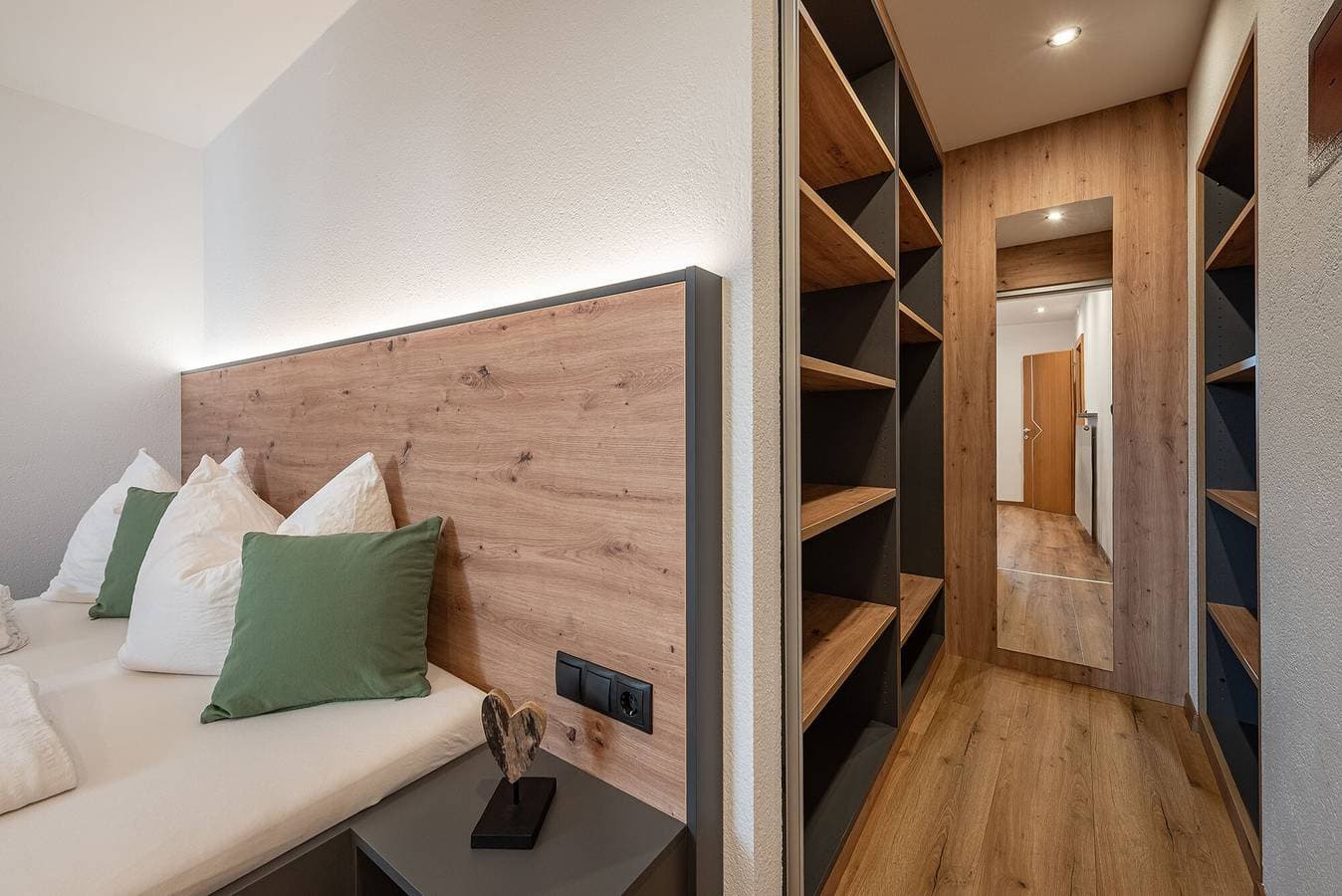 Foto 5 von 21: Ferienwohnung 'Wohnung Morgenduft Schnalserhof' mit Bergblick, Gemeinschaftsterrasse und WLAN
