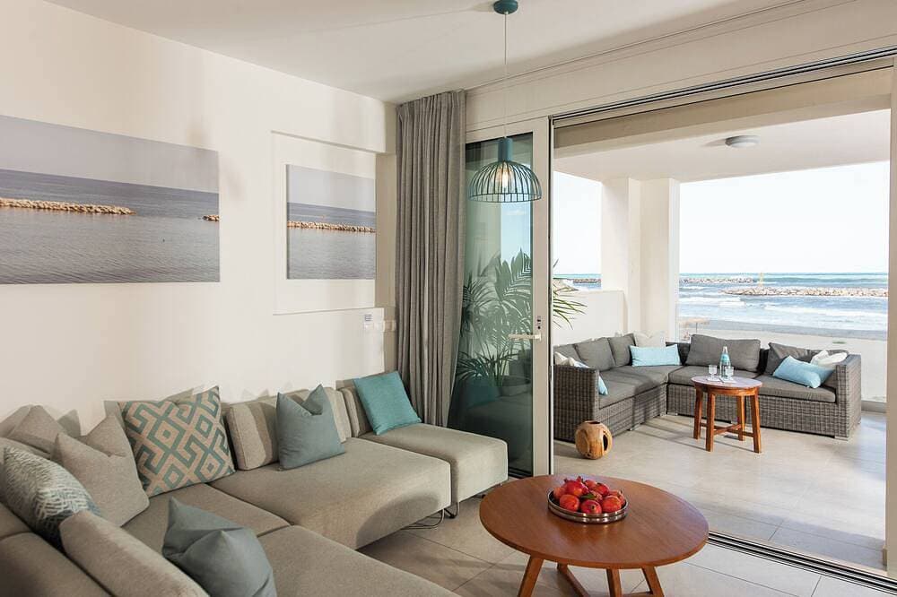 Foto 7 von 30: Celestine, beach front villa with roof top pool and spectacular views.