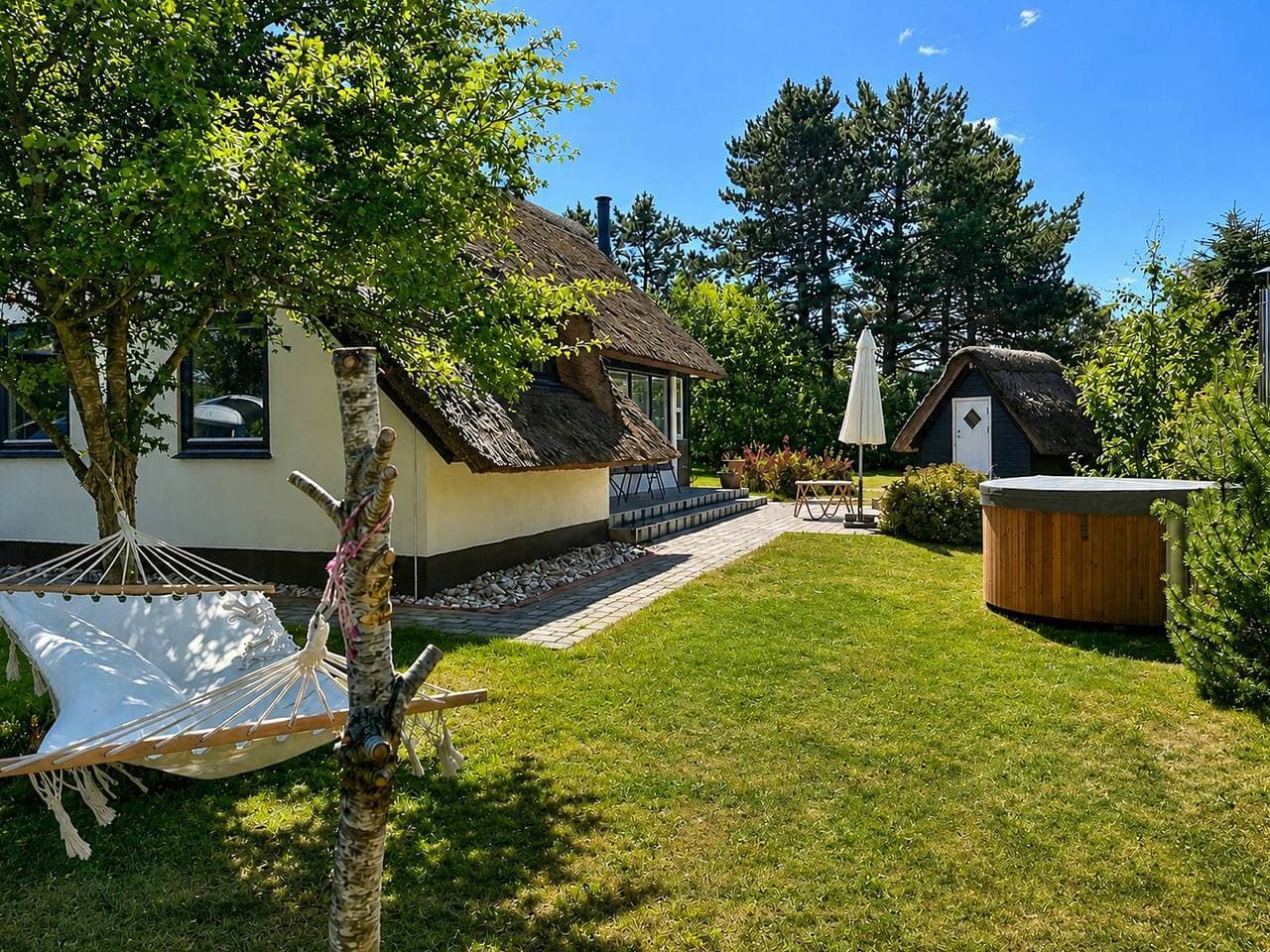 Strohgedecktes Ferienhaus in der Nähe von Øer Strand und Ebeltoft 1