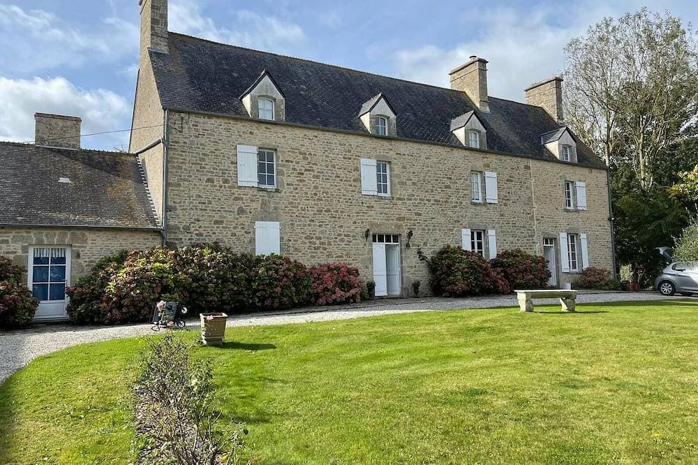 Family home in Normandy by the sea 3kms from the beach (sleeps 12-15) 1
