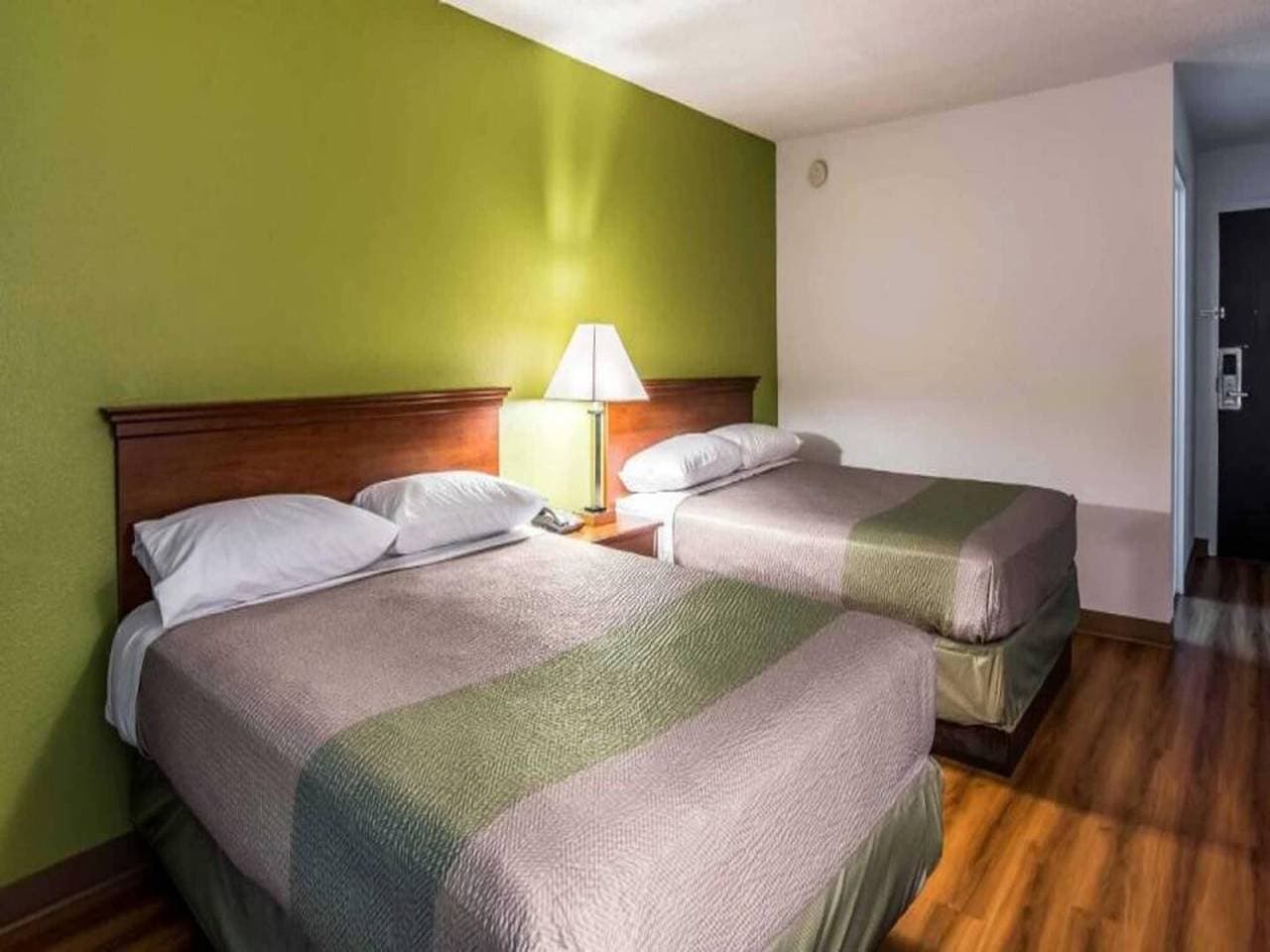 Foto 10 von 27: 2 Queensize-Betten | Nichtraucherzimmer, Mikrowellenkühlschrank