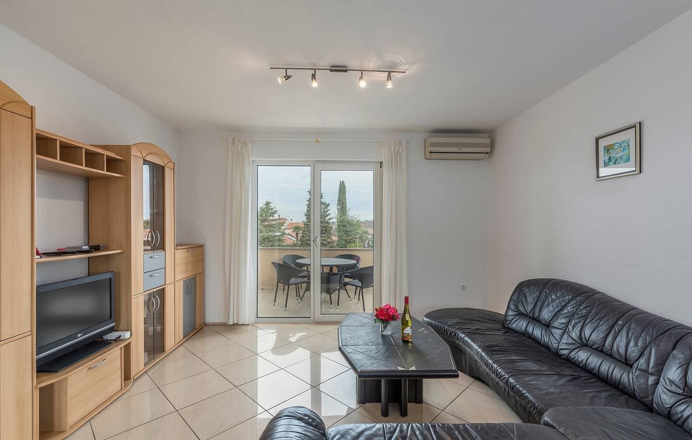 Foto 9 von 27: Ferienwohnung Leko IV mit gemeinsamen Pool und Garten