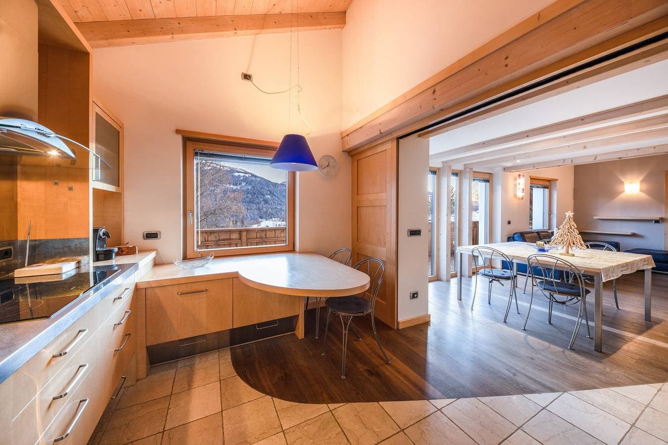 Foto 10 von 35: Ferienwohnung „La Pratolina Attico“ mit Bergblick und Balkon