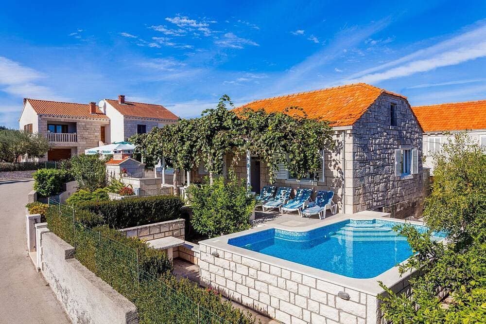 Green Garden House - Haus mit vier Schlafzimmern und privatem Pool 1