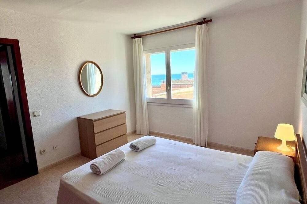 Foto 2 von 30: Geräumiges 3-Zimmer-Apartment direkt am Strand. Rodes-62