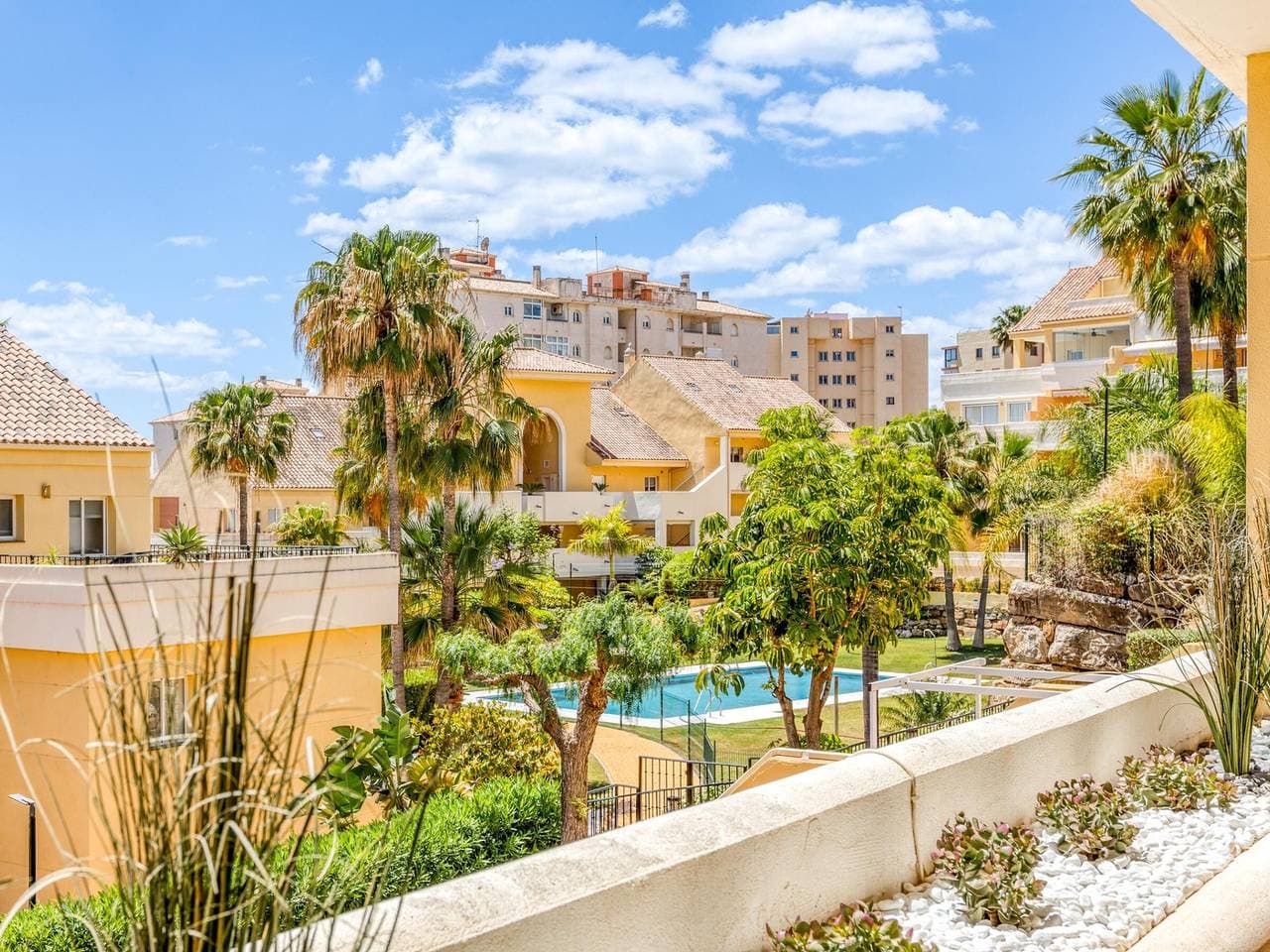 Komfortable Apartment in Estepona mit Terrasse und Gemeinschaftspool, nahe der Marina 1